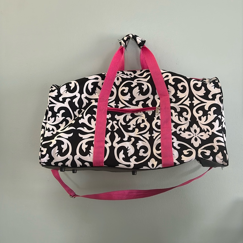 Unknown Mfg Travel Bag with makeup hanging case and separate small zipper bag